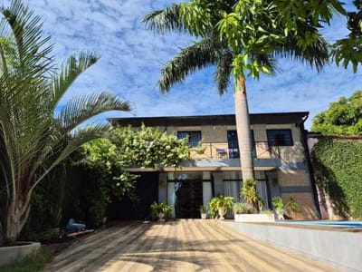 VENDO AMPLIA CASA CON PISCINA - CIUDAD DEL ESTE