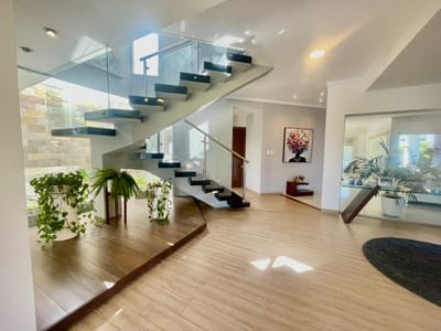 CASA EN ALQUILER DE 4 DORMITORIOS EN COND. COLINAS DEL URUBO 1