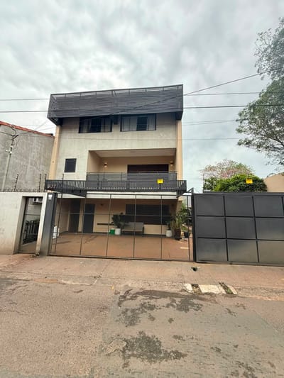 VENTA DE AMPLIA RESIDENCIA EN BARRIO LAS MERCEDES