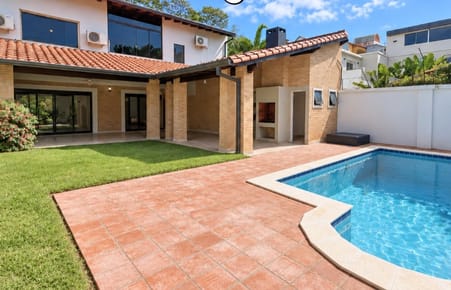 RESIDENCIA EN ALQUILER EN BARRIO MBURUCUYÁ – REMODELADA A NUEVA  UBICACIÓN