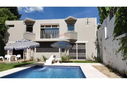VENDO AMPLIA RESIDENCIA EN BARRIO VILLA MORRA !!!