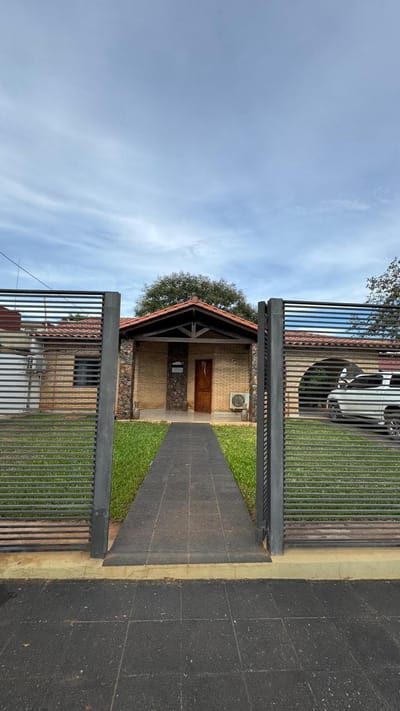 ????????*VENDO AMPLIA CASA, SEMI NUEVA LUQUE-LAURELTY*????????  