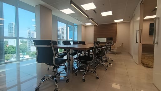 Alquilo OFICINA AMOBLADA en Edificio Corporativo SKYPARK