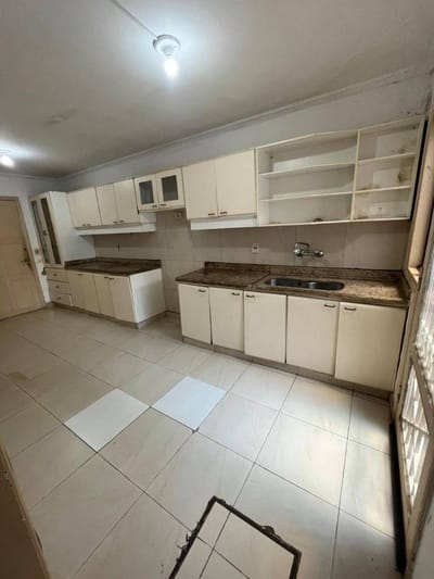 VENDO CASA A RESTAURAR EN EL BARRIO MBURUCUYA