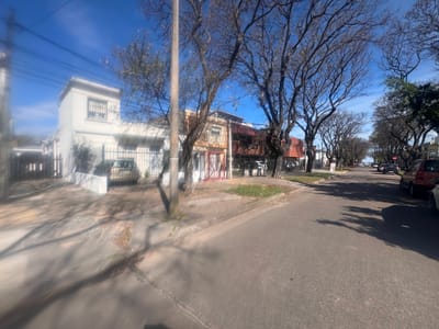 2 dormitorios + patio + parrillero + auto + sin gastos comunes.