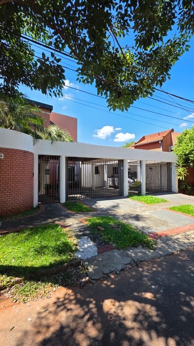 En venta hermosa casa en el barrio los laureles de Asunción 