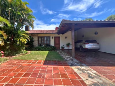En venta casa de 5 dormitorios en Los Laureles - Asunción