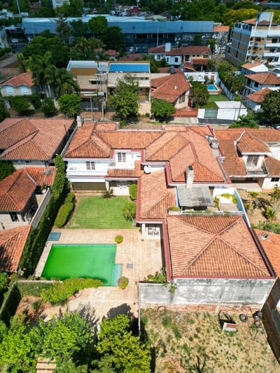 VENDO IMPONENTE CASA EN SAN VICENTE ASUNCION