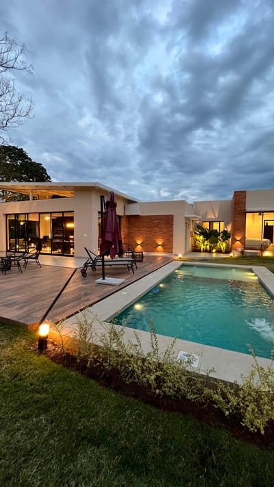 SAN BERNARDINO - EN VENTA, HERMOSA CASA DE 4 DORMITORIOS 