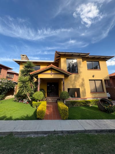 Hermosa casa residencial de 2 pisos en venta - Tiquipaya 