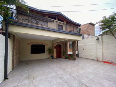 VENDO AMPLIA Y HERMOSA CASA EN SAJONIA 