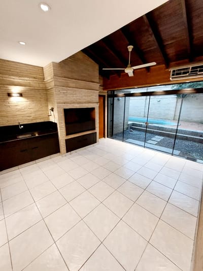 Duplex En Alquiler, Tipo Casa Pareada, De 3 Hab. En Suite.  Zona Villa Morra