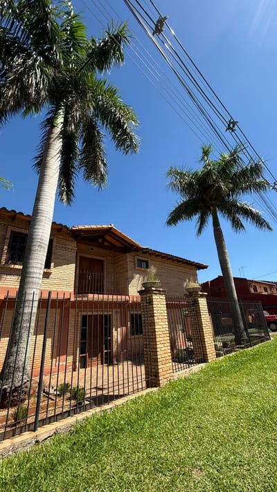 VENDO CASA DE DOS PLANTAS EN LA CIUDAD DE LAMBARE