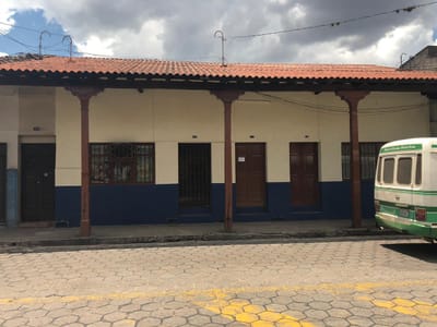 VENDO CASA EN PLENO CENTRO DE LA CIUDAD