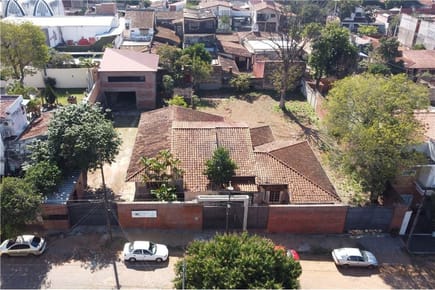 VENDO AMPLIO TERRENO A MEDIA CUADRA DE AVDA COLÓN