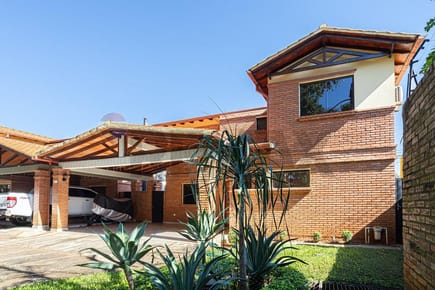 CASA DE 3 DORMITORIOS CON PISCINA EN CONDOMINIO
