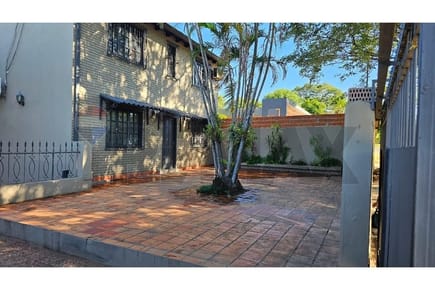 CASA EN VENTA EN LAMBARÉ – ZONA CENTURY PLAZA
