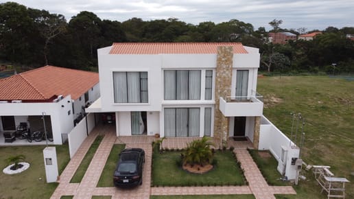 EXCLUSIVA CASA EN VENTA SANTA CRUZ DE LA COLINA, URUBO