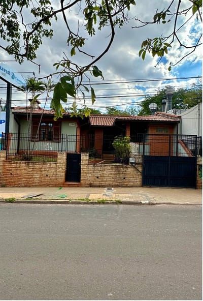 VENDO CASA EN BARRIO MBURUCUYÁ – SOBRE AV. SANTÍSIMA TRINIDAD