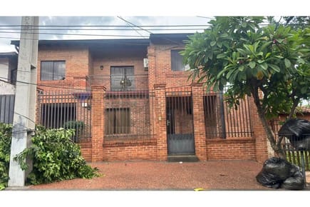 ALQUILO COMODA CASA EN LA CIUDAD DE LAMBARE KENNEDDY