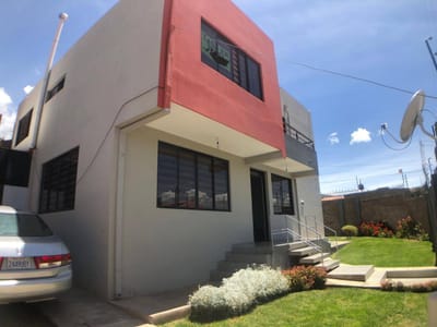 AMPLIO CHALET MINIMALISTA KM7 CIRCUNVALACION