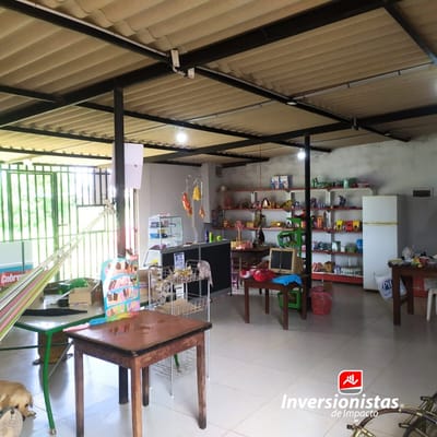 CASA EN VENTA CON TIENDA   AL FRENTE DE UN AREA VERDE