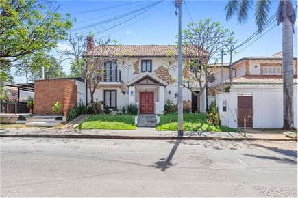 VENDO CASA EN ESQUINA EN BARRIO MBURUCUYÁ!!