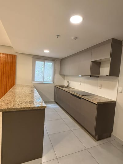 En Venta Departamento semi amoblado de 3 dormitorios más área de servicio