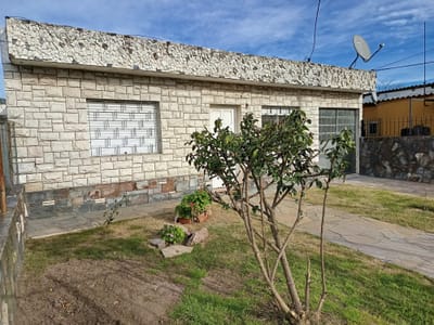 Casa 2 Dormitorios Con Fondo, Parrillero Y Garaje En Malvín Norte