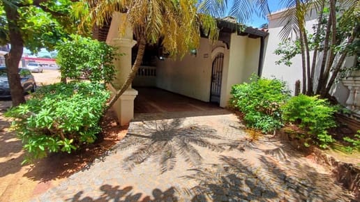 Casa en esquina sobre jardin de oro 780m2 de terreno,  luque