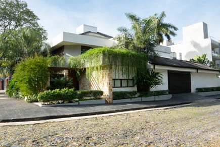 Incomparable residencia en el barrio Mburicao.