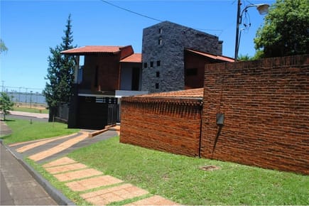 Vendo Residencia de Lujo con vista al majestuoso río Paraná Encarnación