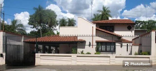 VENDO RESIDENCIA EN EL BARRIO MBURUCUYA