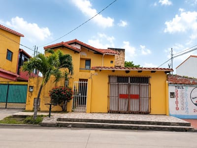 CASA FAMILIAR + TIENDA COMERCIAL EN VENTA