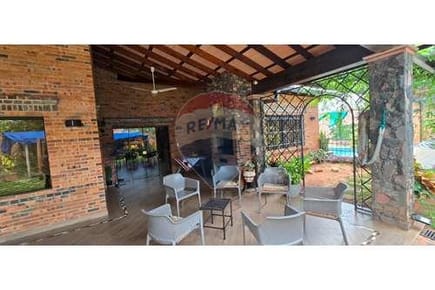 VENDO HERMOSA CASA C/ PISCINA SAN LORENZO