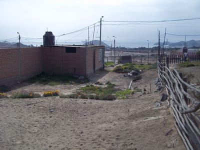 “VENDO TERRENO CON HABITACION, SEMI CERCADO URB.EL GOLF DE SANTA ROSA - 300 M2 –