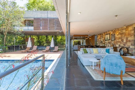 Residencia en venta en zona del Anfiteatro con vista al Lago Ypacarai