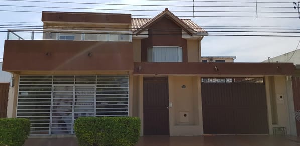 CASA DE 2 PISOS CON TIENDA A LA CALLE info 71026885