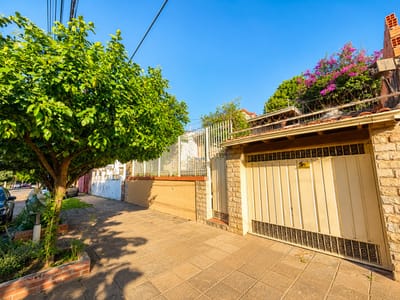 CASA EN VENTA EN BARRIO OBRERO | 3 DORMITORIOS Y QUINCHO