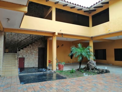 AMPLIA CASA EN VENTA (DOS PLANTAS)