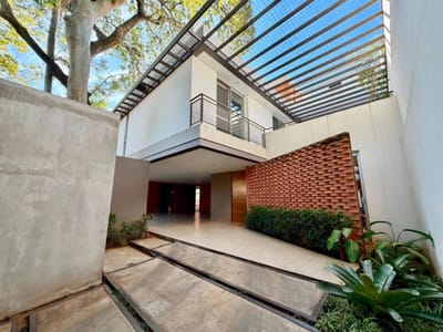 EN VENTA HERMOSA RESIDENCIA EN BARRIO MBURICAO 