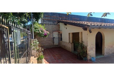 CASA EN VENTA. A UNA CUADRA DE ARTIGAS. B. JARA.