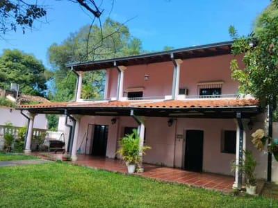 VENDO CASA QUINTA ESTILO COLONIAL EN CIUDAD DE AREGUÁ - A METROS DE LA IGLESIA