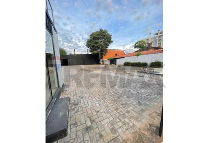 SHOWROOM CON OFICINAS Y DEPÓSITO EN LOS LAURELES