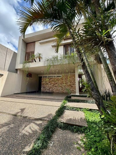 HERMOSA CASA, EN EL BARRIO MBOCAYATY