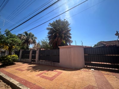 VENDO RESIDENCIA EN LAMBARE - ZONA COLEGIO GUTENBERG