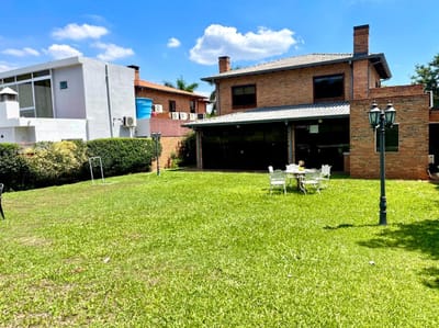 EN VENTA AMPLIA RESIDENCIA EN LAMBARE
