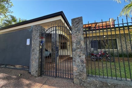 Alquilo casa de 5 habitaciones con piscina en Asunción Mburicao 
