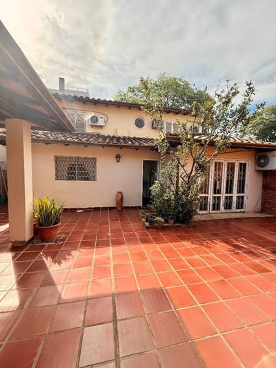 CASA CON EXCELENTE UBICACIÓN – BARRIO RECOLETA