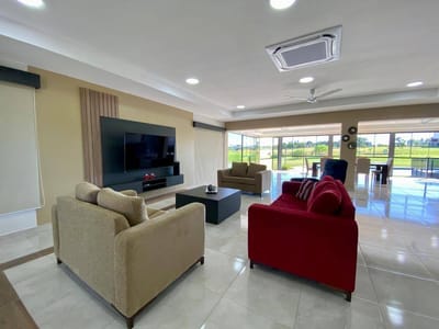 EN VENTA RESIDENCIA CON VISTA AL CAMPO DE GOLF- SAN JUAN DEL PARANA 